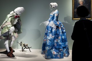 L'artiste belge Isabelle de Borchgrave est célèbre pour ses réalisations de vêtements historiques en papier. KEYSTONE/SALVATORE DI NOLFI